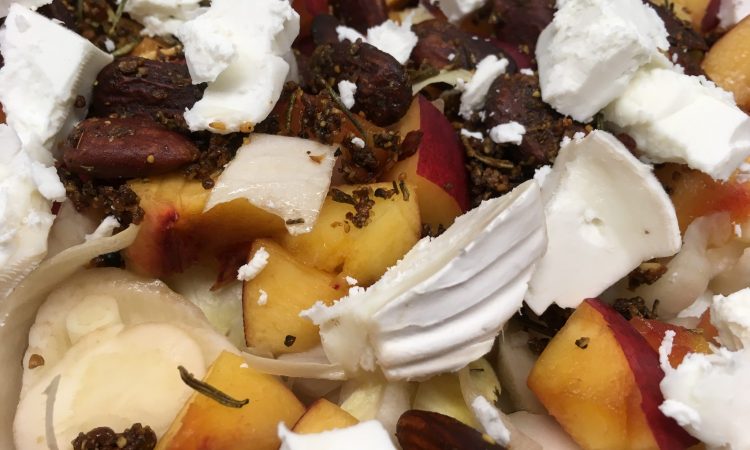 Chicorée Salat mit Nektarinen, Mandeln und Ziegenkäse