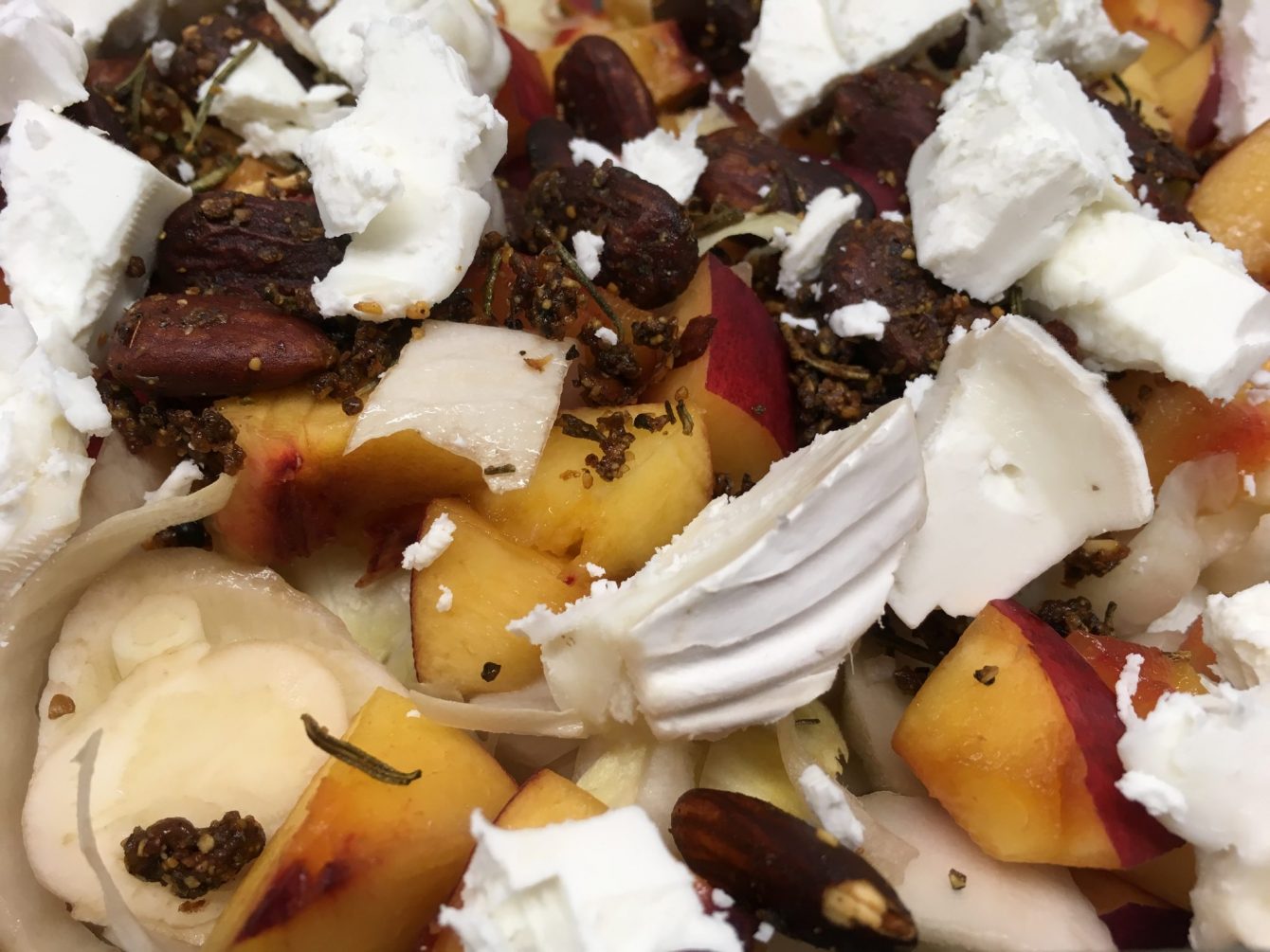 Chicorée Salat mit Nektarinen, Mandeln und Ziegenkäse