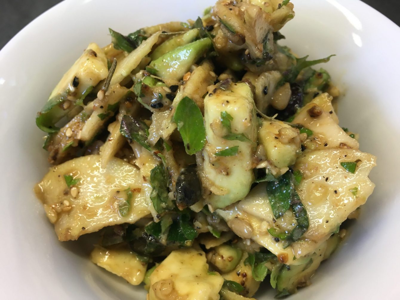 Apfel Avocado Salat mit Rosinen und Walnüssen