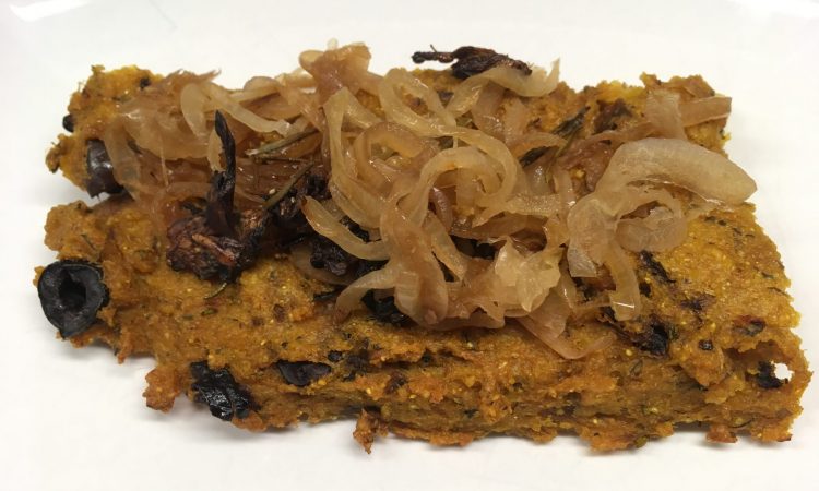Gebackene Polenta mit karamellisierten Zwiebeln und knusprigen Pilzen