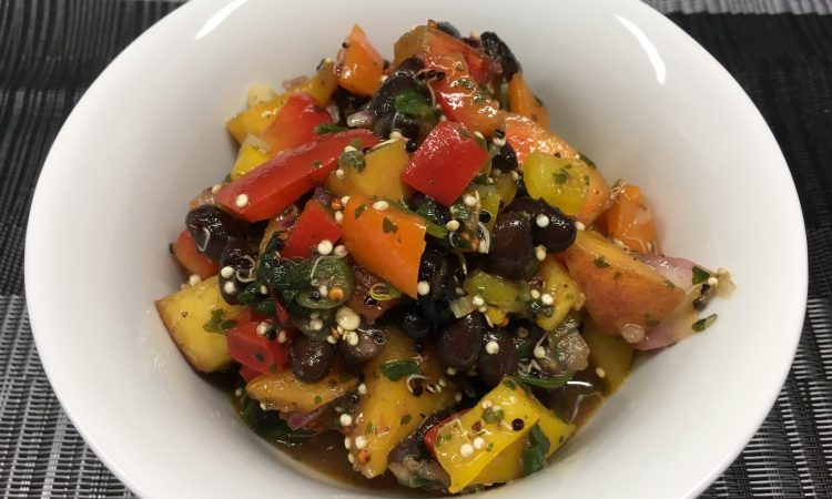 Paprika Nektarien Salat mit Schwarzen Bohnen und Quinoa