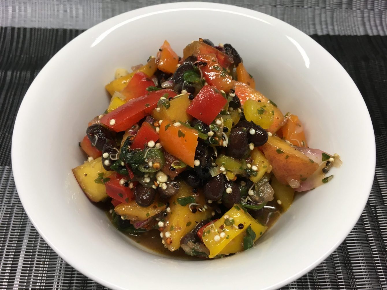 Paprika Nektarien Salat mit Schwarzen Bohnen und Quinoa