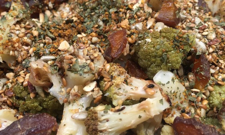 Blumenkohl Salat mit gerösteten Kernen und Birnen Miso Dressing