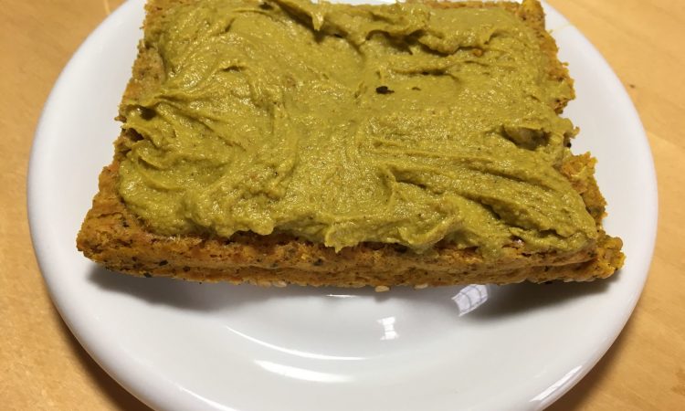 Avocado Erdnuss Dip mit Curry und Tamari
