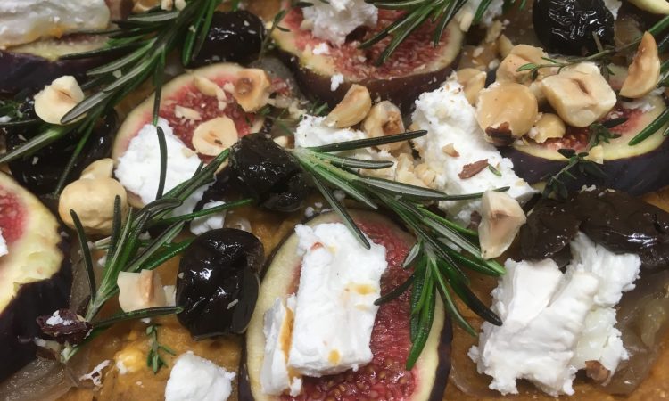 Pizza mit Kürbis Creme, Feigen, Haselnüssen und Ziegenkäse