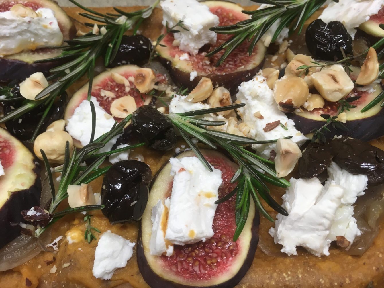 Pizza mit Kürbis Creme, Feigen, Haselnüssen und Ziegenkäse