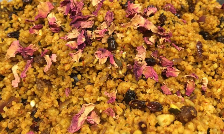 Gebratener Gewürz Couscous mit Berberitzen, Datteln und gerösteten Kernen