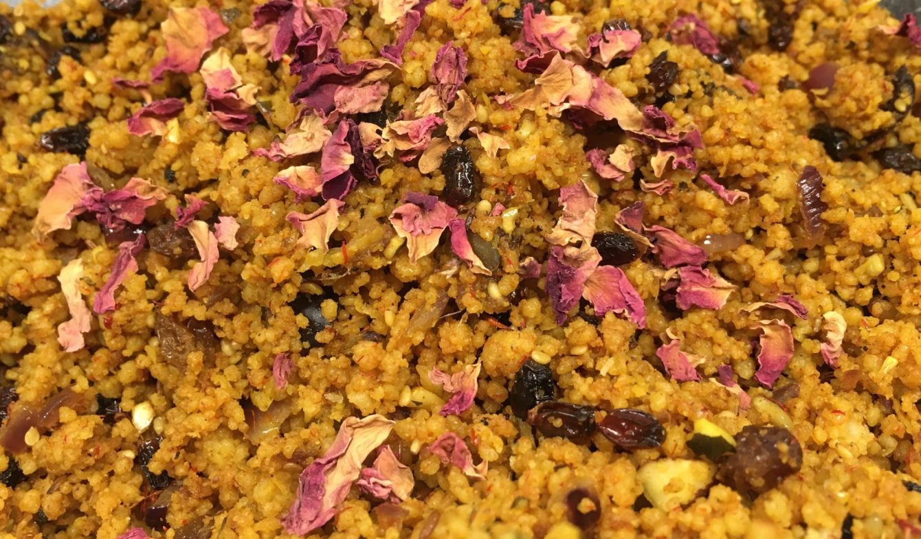 Gebratener Gewürz Couscous mit Berberitzen, Datteln und gerösteten Kernen