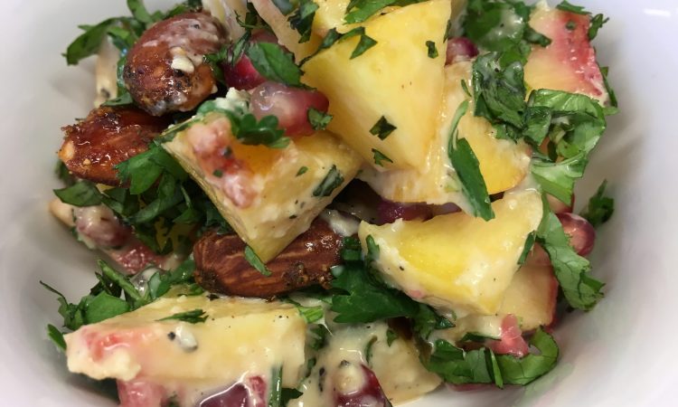 Pfirsich Avocado Salat mit Granatapfelkernen, Mandeln und Aprikosen Miso Dressing