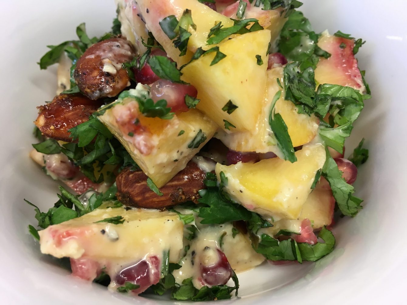 Pfirsich Avocado Salat mit Granatapfelkernen, Mandeln und Aprikosen Miso Dressing