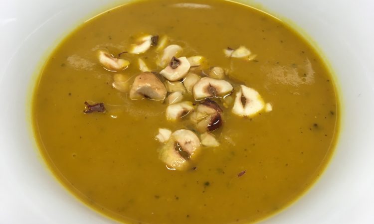 Kürbissuppe mit Äpfeln und gerösteten Haselnüssen