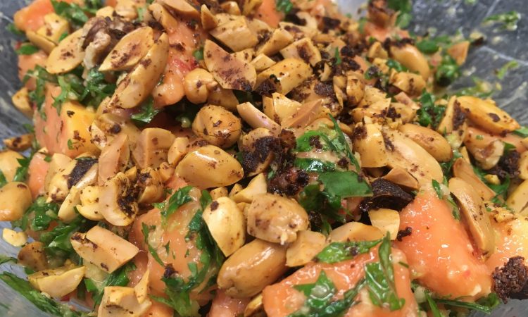 Papaya Salat mit gerösteten Erdnüssen (Spicy)