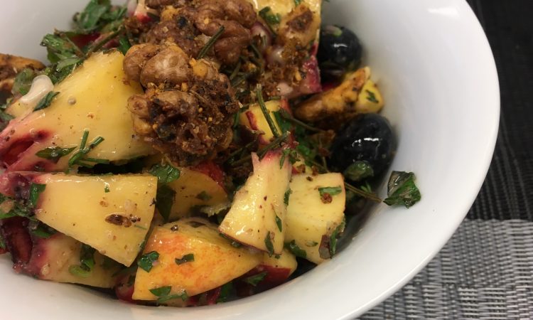 Pfirsich Heidelbeeren Salat mit Walnüssen und Zitronen Mohn Dressing