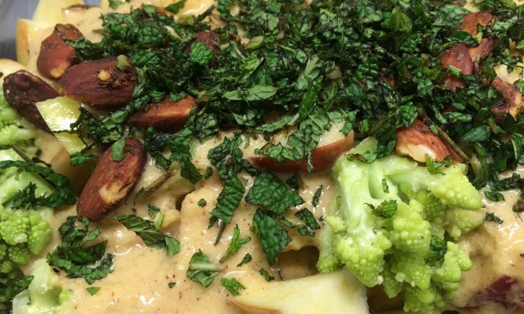 Apfel Brokkoli Salat mit Datteln und Mandel-Orangen Dressing
