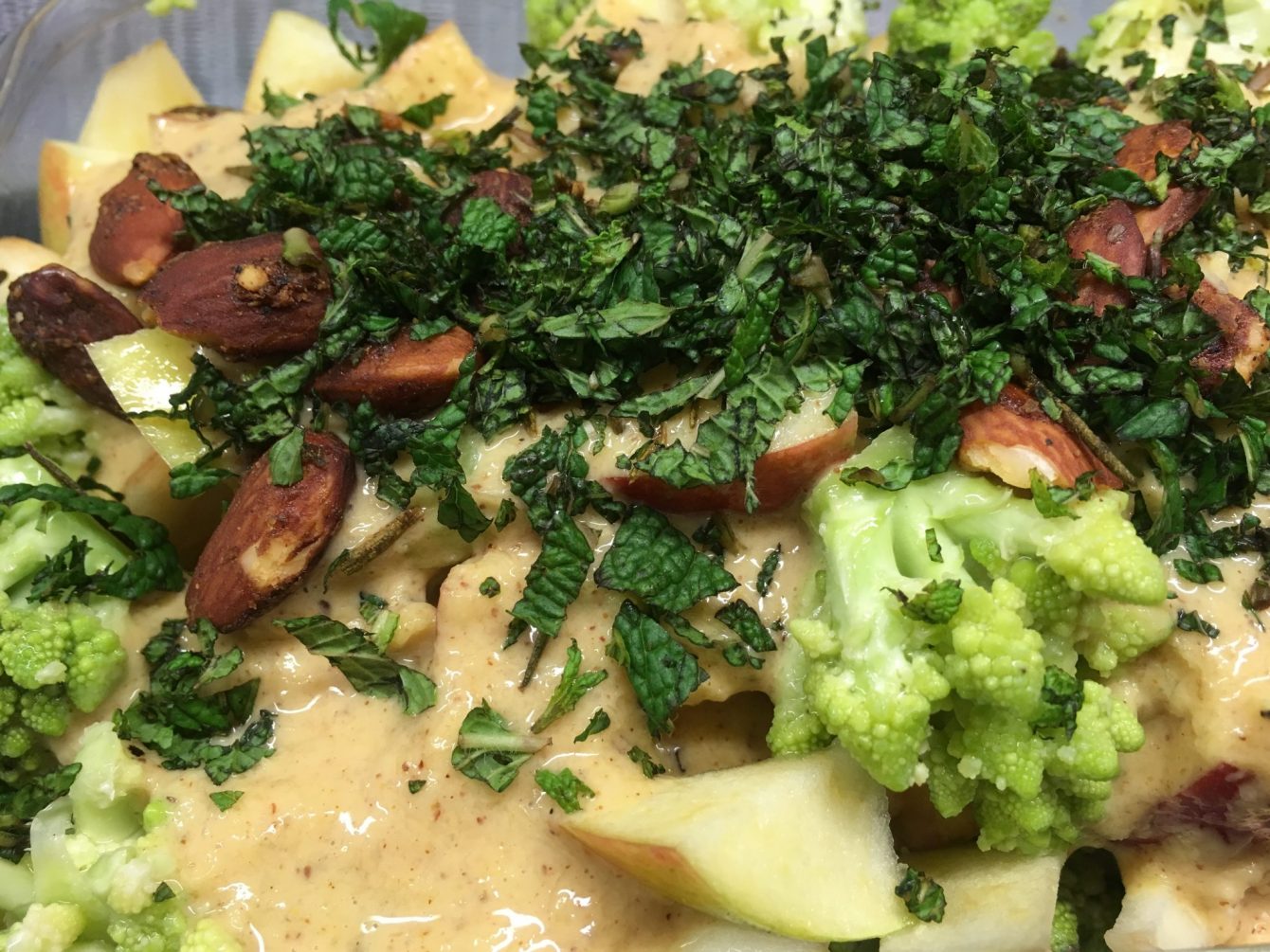 Apfel Brokkoli Salat mit Datteln und Mandel-Orangen Dressing