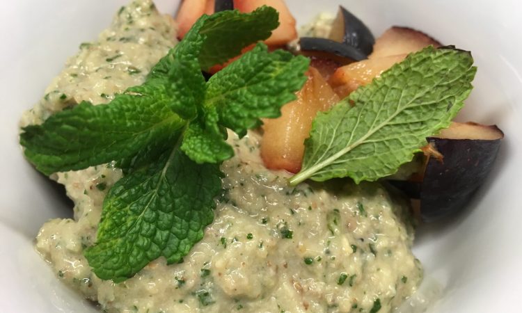 Pflaumen mit Datteln und Walnuss-Bananen-Ingwer-Zimt Creme