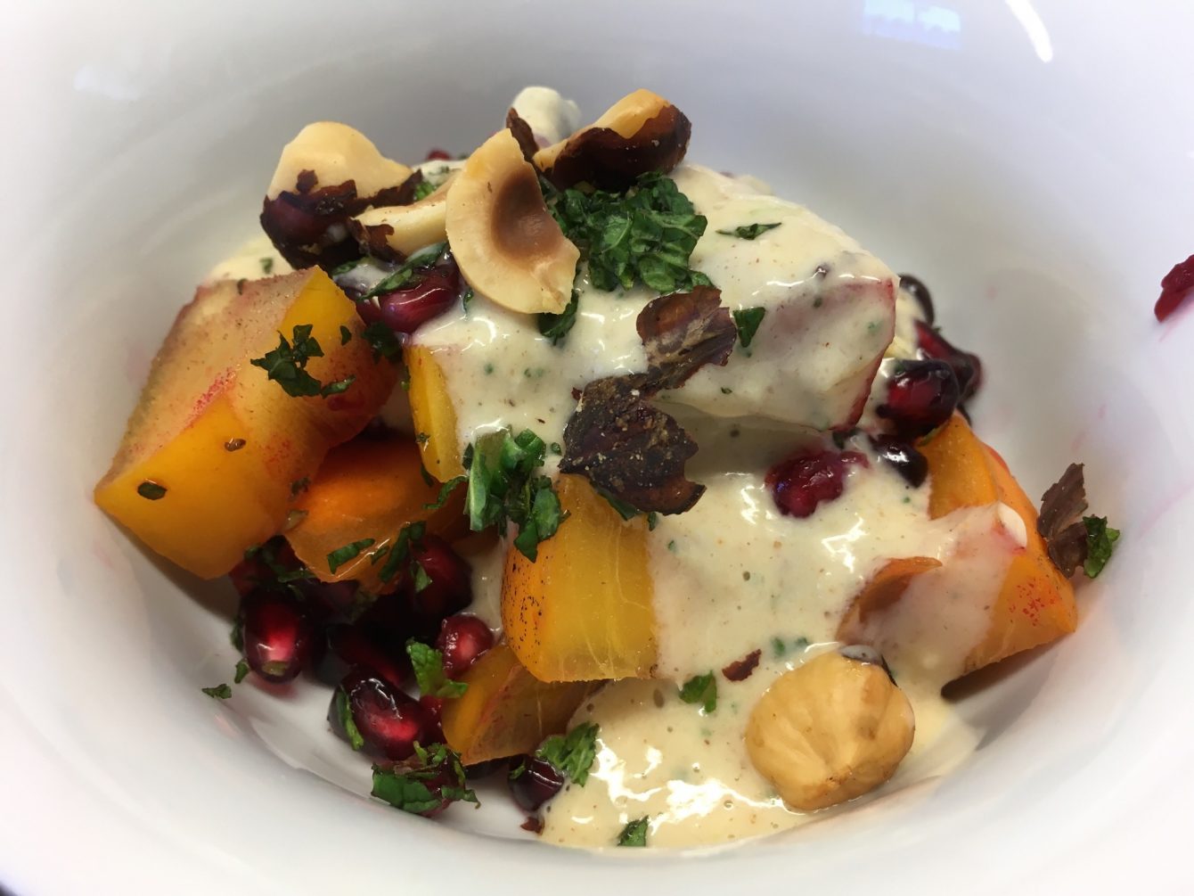 Kaki Granatapfel Salat mit Haselnuss Bananen Creme