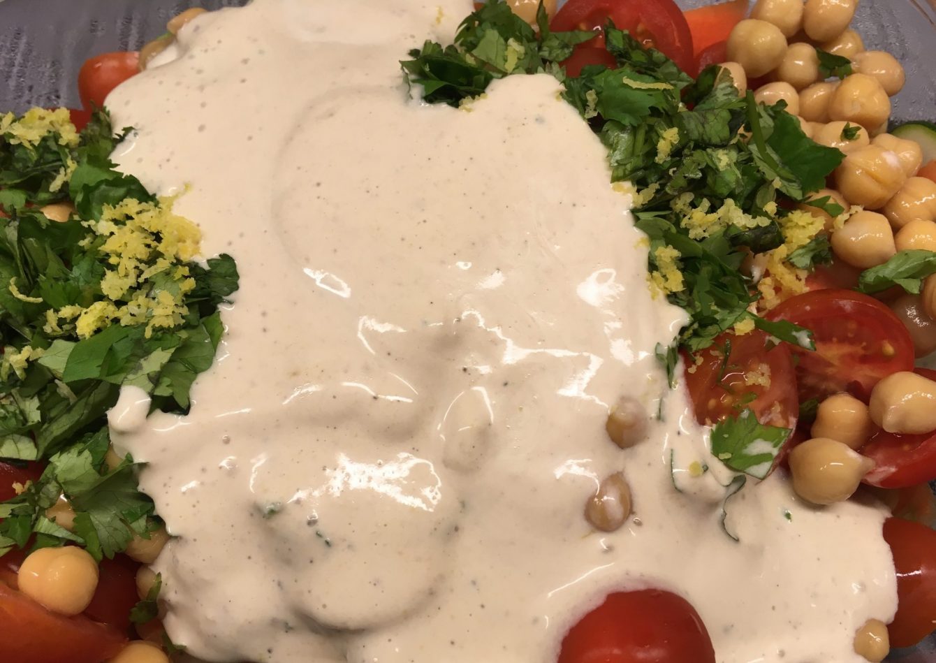 Zucchini Möhren Salat mit Humus Dressing