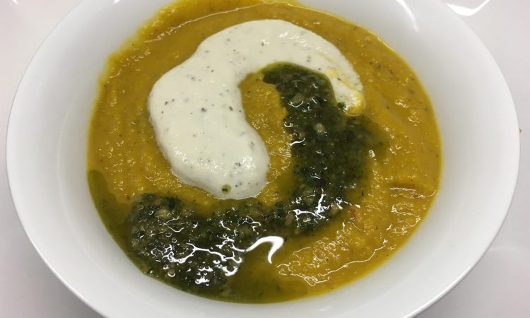 Kürbis Fenchel Suppe mit Cashew-Creme und Haselnuss Salbei Pesto