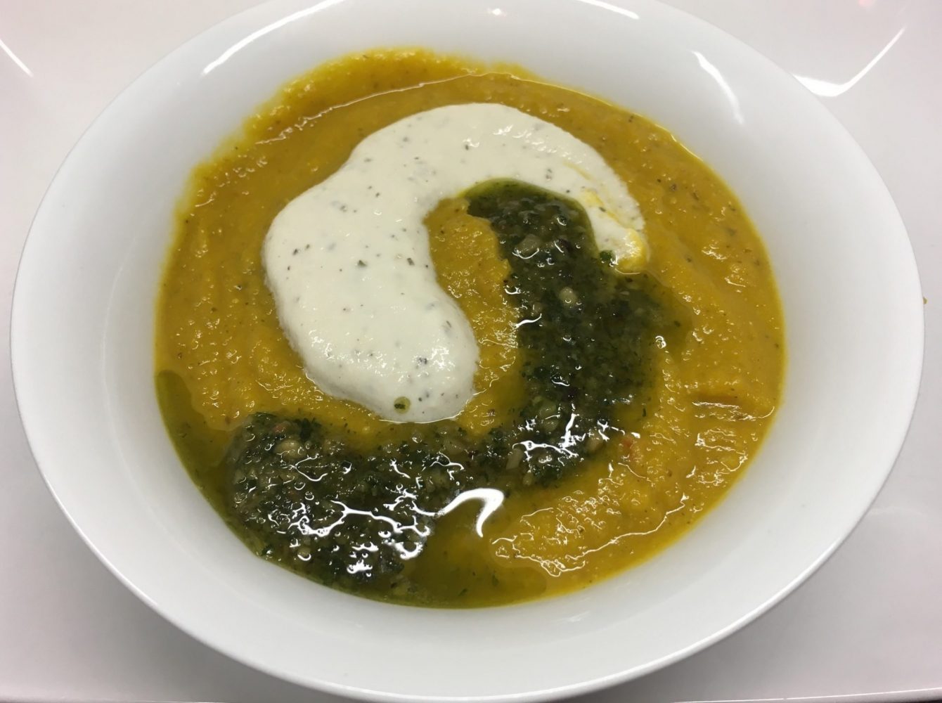 Kürbis Fenchel Suppe mit Cashew-Creme und Haselnuss Salbei Pesto