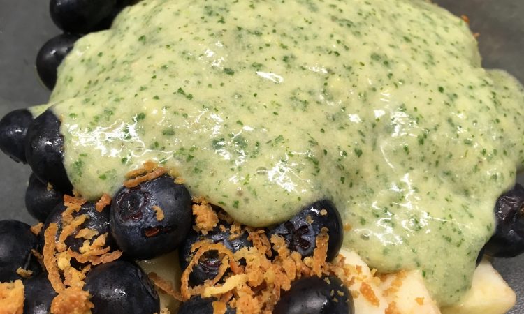 Heidelbeer-Apfel-Salat mit Kokos-Bananen-Ingwer Creme