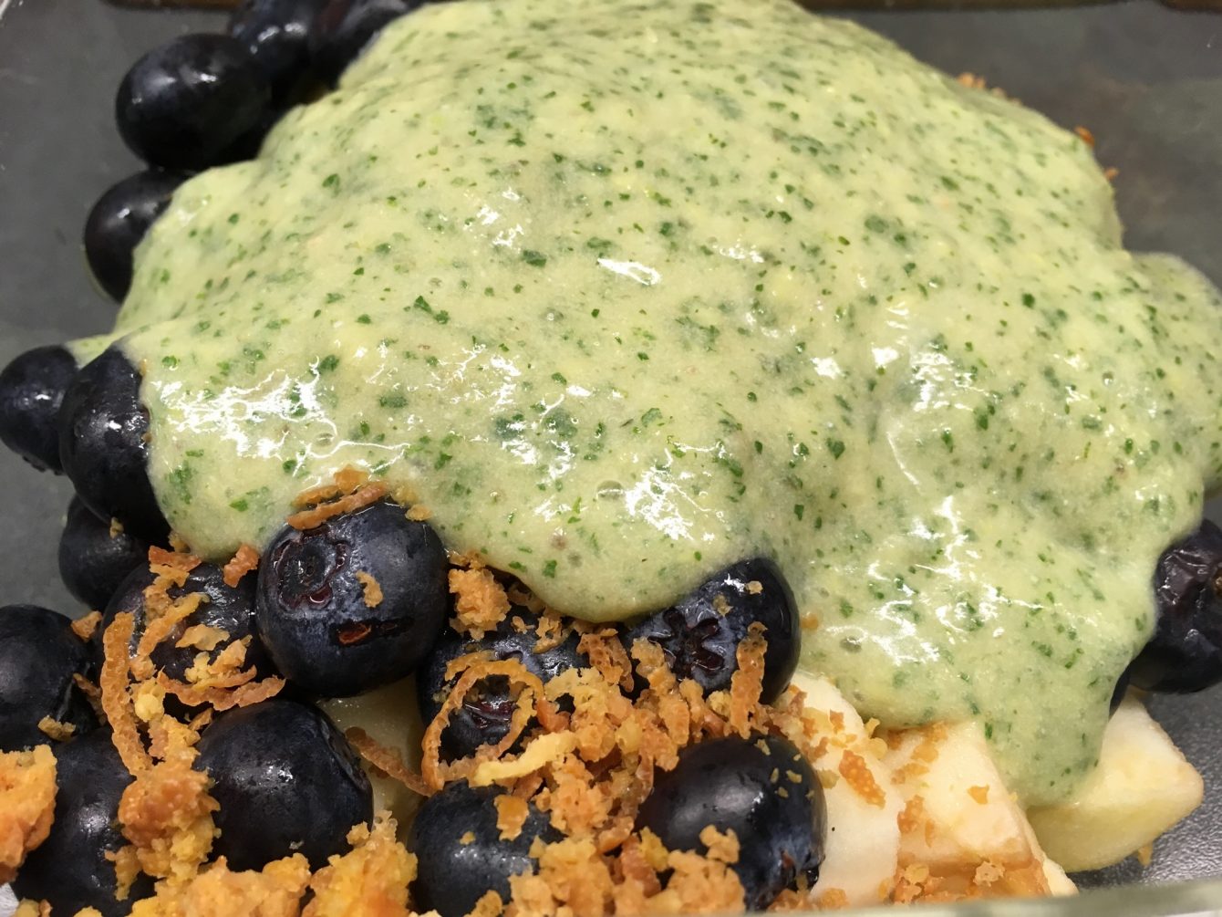 Heidelbeer-Apfel-Salat mit Kokos-Bananen-Ingwer Creme