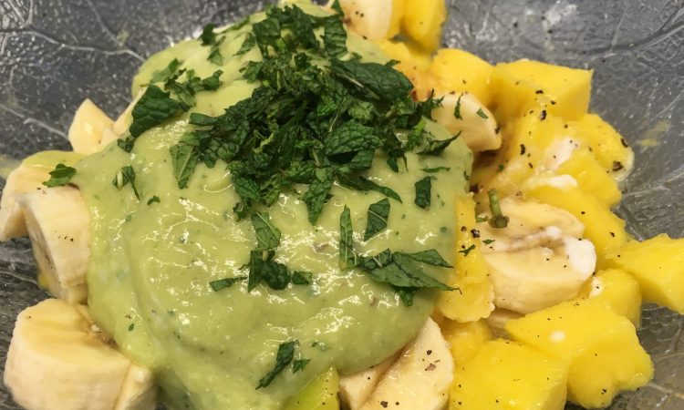 Mango-Bananen Salat mit Avocado-Kokosnuss-Ingwer Creme