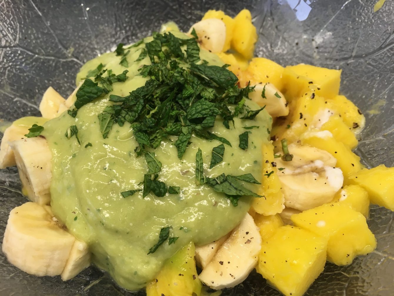 Mango-Bananen Salat mit Avocado-Kokosnuss-Ingwer Creme