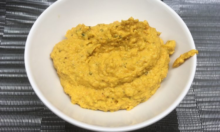 Karottencreme mit karamellisierten Zwiebeln, Harissa und Tahini