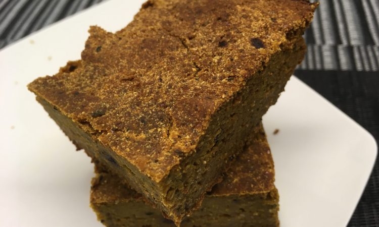 Kürbis Bananen Brot mit Mandeln und Datteln