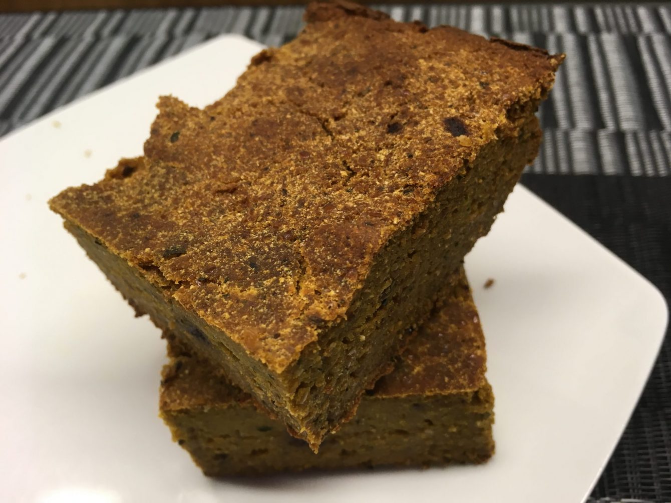 Kürbis Bananen Brot mit Mandeln und Datteln