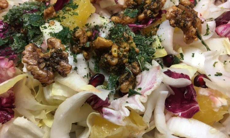 Radicchio Chicorée Salat mit Orangen und Granatapfelkernen