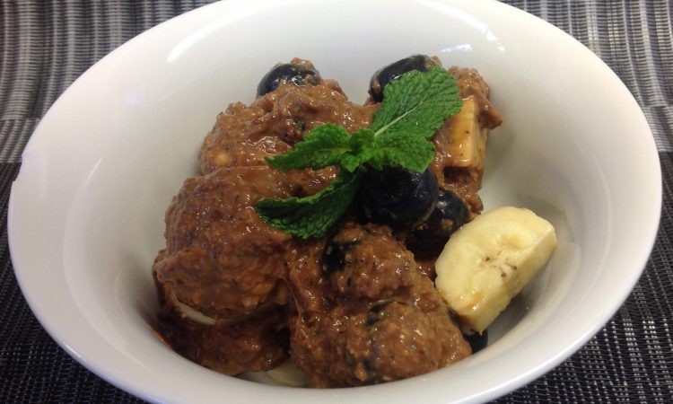 Heidelbeeren Bananen Salat mit Berberitzen-Bananen-Paranuss Dressing