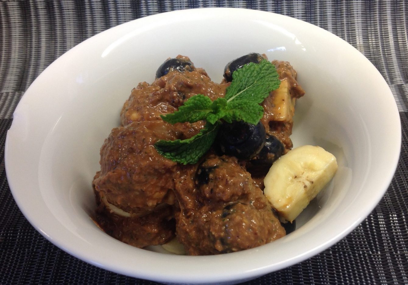 Heidelbeeren Bananen Salat mit Berberitzen-Bananen-Paranuss Dressing