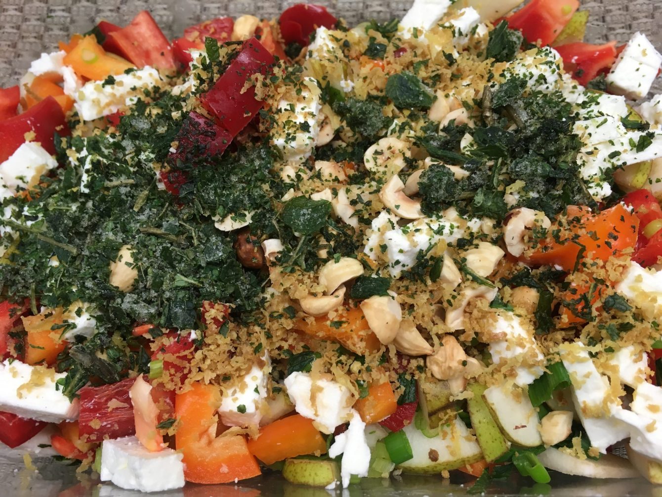 Paprika Birnen Salat mit Haselnüssen und Schafskäse mit Haselnuss-Dattel-Vinaigrette