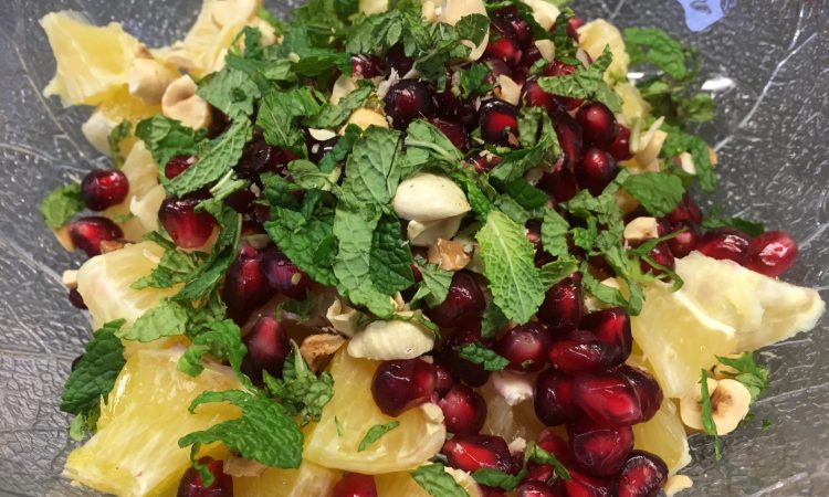 Grapefruit Granatapfel Salat mit Haselnüssen und Apfel-Ingwer-Minz Dressing