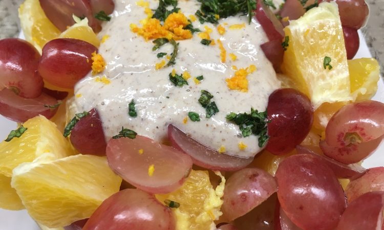Apfel Orangen Trauben Salat mit Walnuss-Bananen-Zimt Creme