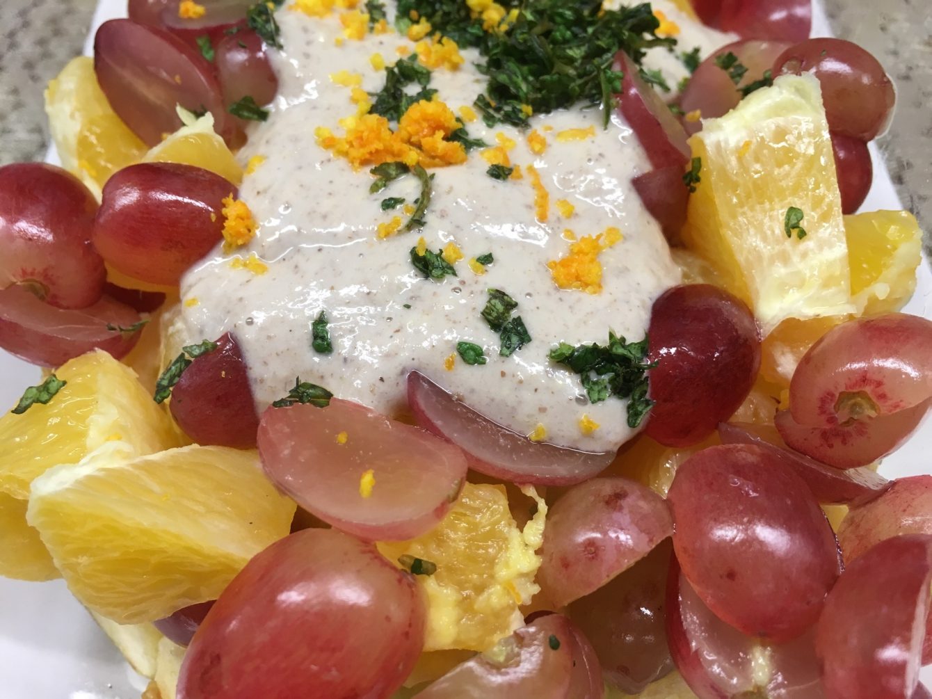 Apfel Orangen Trauben Salat mit Walnuss-Bananen-Zimt Creme