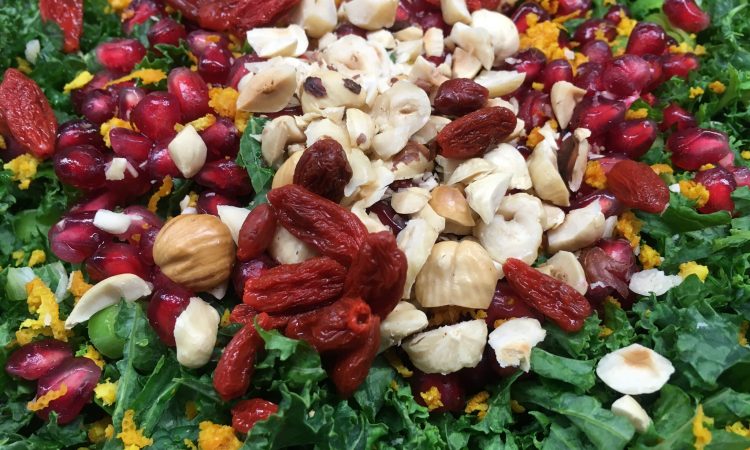 Grünkohl Salat mit Goji Beeren, Haselnüssen und Granatapfelkernen