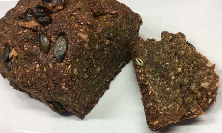 Körnerbrot mit Sonnenblumenkernen, Kürbiskernen und Sesam