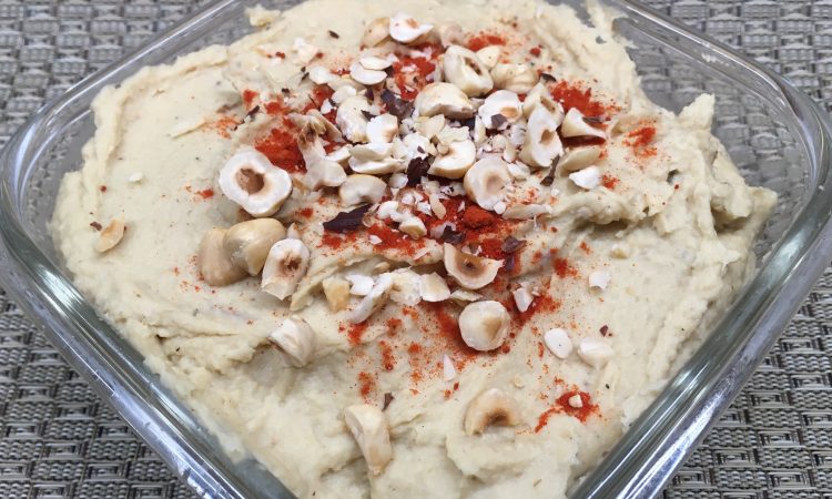 Hummus mit geröstetem Knoblauch und Trüffelöl