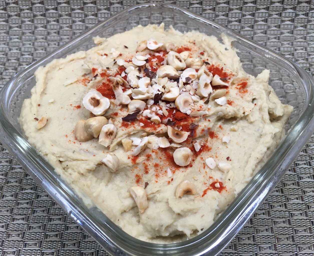 Hummus mit geröstetem Knoblauch und Trüffelöl