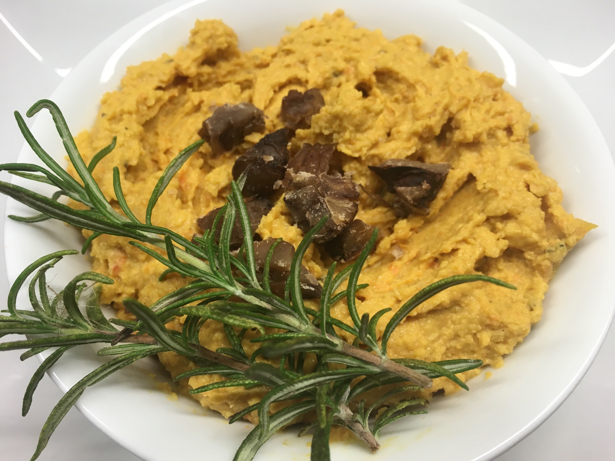 Kürbis Hummus mit Maronen, Rosmarin und Kastanienhonig