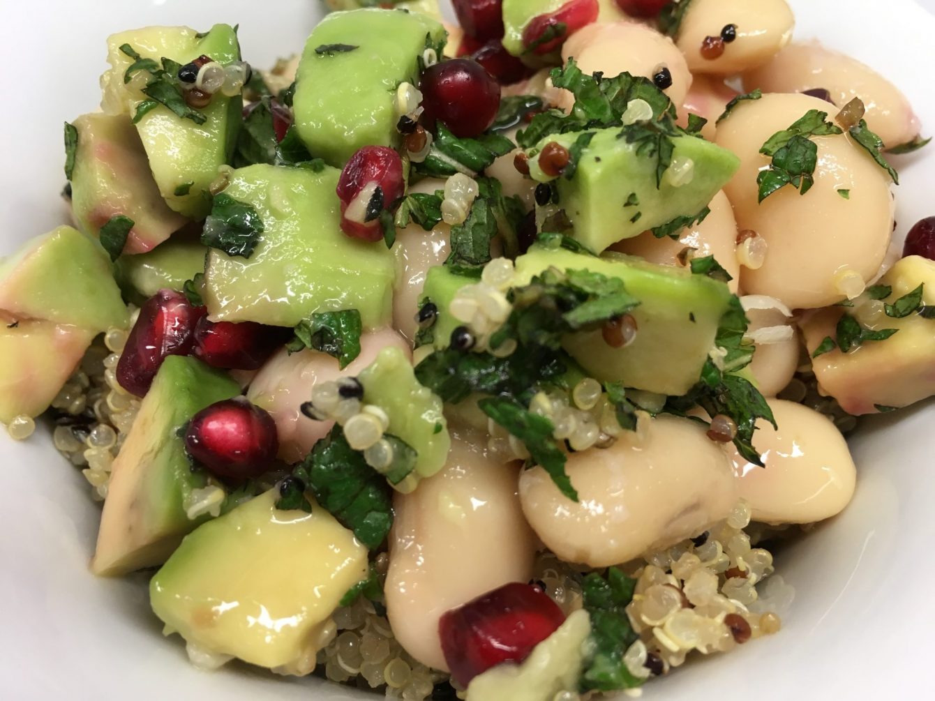 Avocado Quinoa Salat mit weißen Bohnen, Minze und Granatapfelkernen