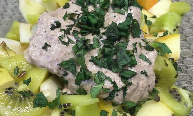Apfel Kiwi Salat mit Walnuss Orangen Bananen Creme