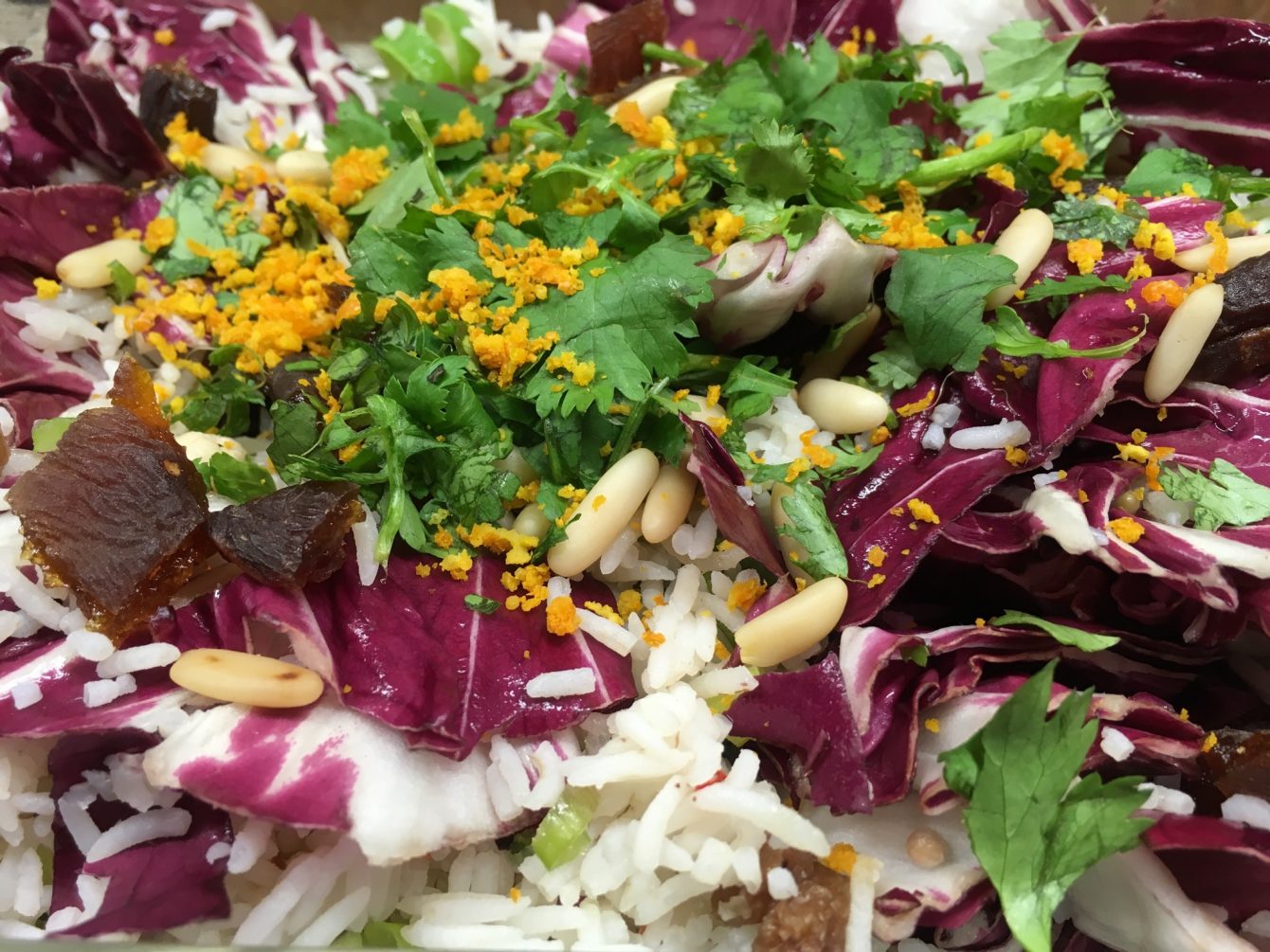 Reissalat mit Radicchio, getrockneten Aprikosen, Pinienkernen und Korianderkraut