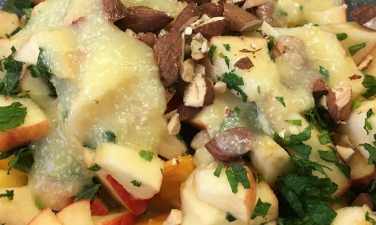 Apfel Kaki Salat mit Birnen-Ingwer-Dressing, Mandeln und frischer Minze