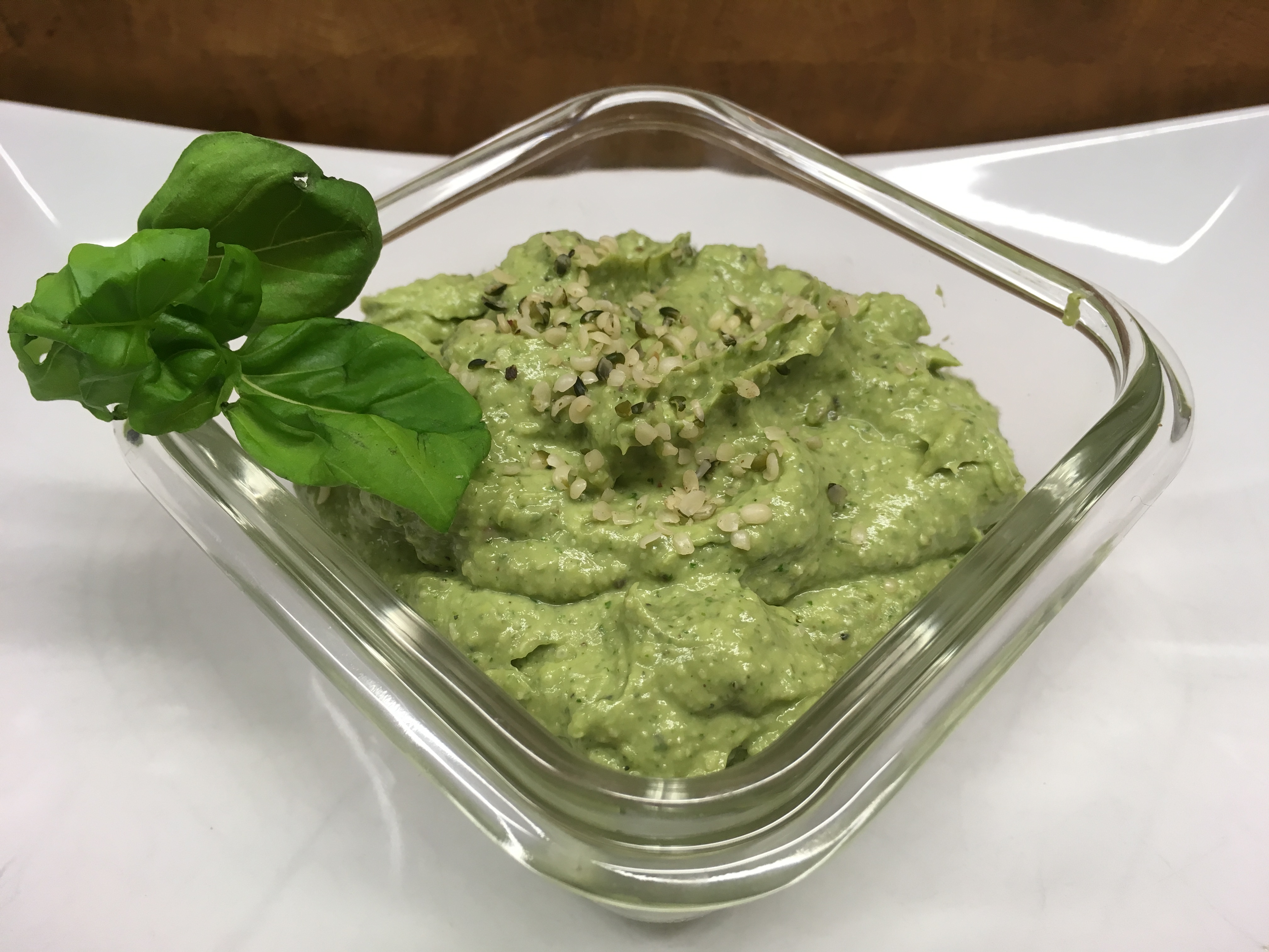 Avocado Hanf Pesto Dip