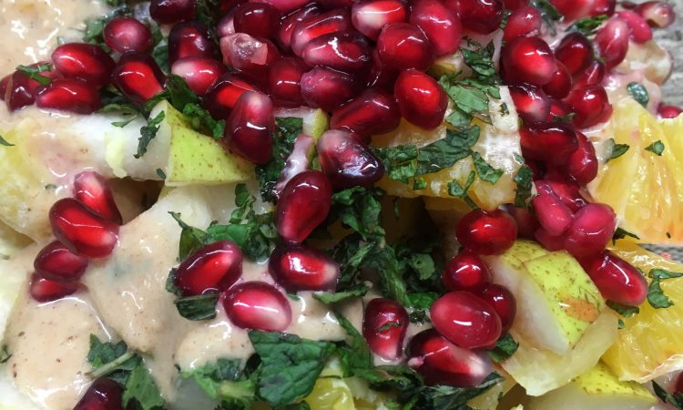 Orangen Birnen Salat mit Haselnuss Mandel Bananen Creme und Granatapfelkernen