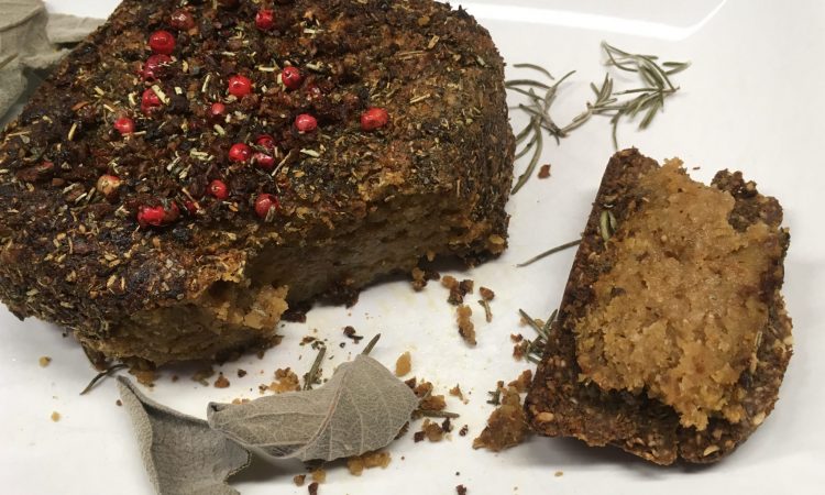 Cashew Käse mit Tomaten, Kräutern und Roten Pfefferbeeren